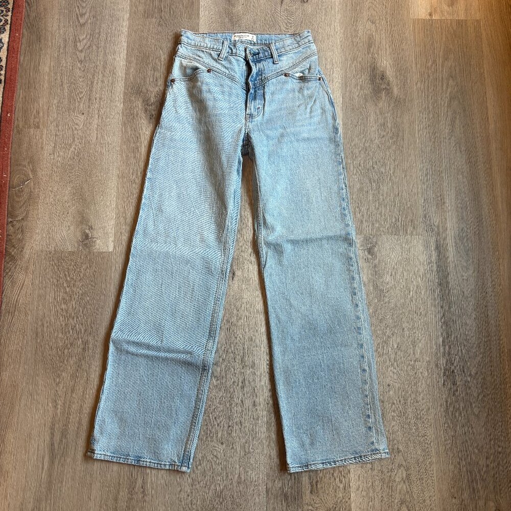 NWOT Abercrombie High Rise 90s Relaxed  Wide Leg Jean Light Blue Color Wash 26
